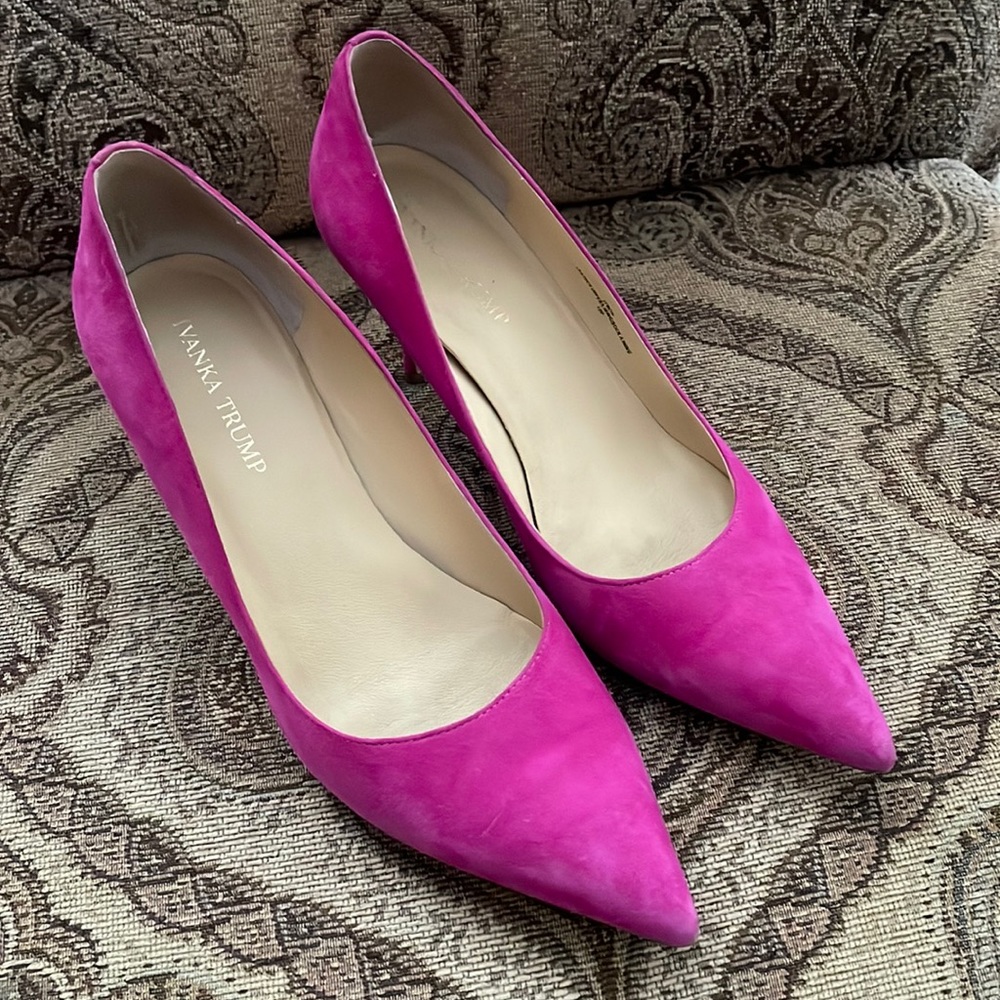 Suede leather fuchsia color pumps